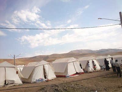 earthquake-tent چادر های هلال احمر برای زلزله زده ها